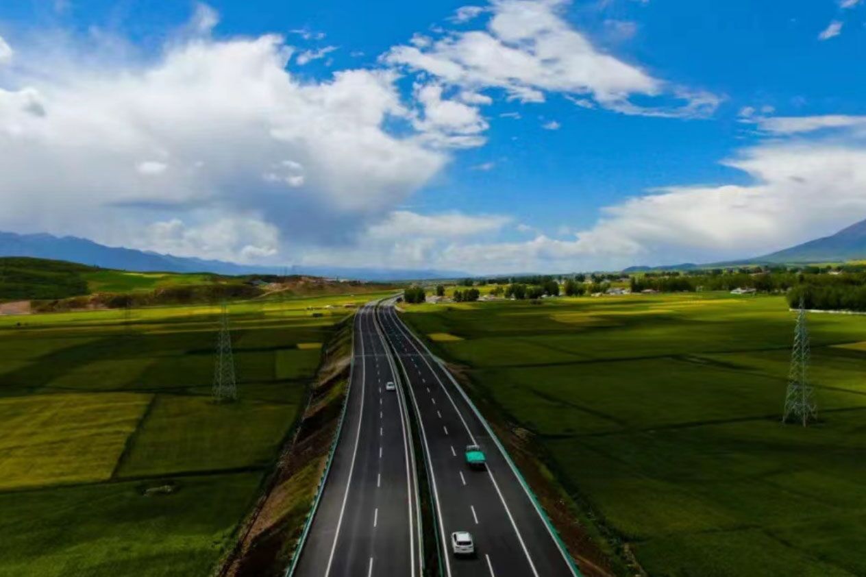 G0611张掖至汶川国家高速同仁至赛尔龙公路